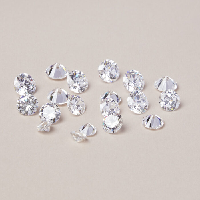 Mêlée de diamant sur fond beige