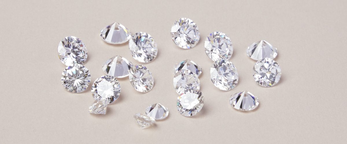 Mêlée de diamant sur fond beige Mêlée de diamant sur fond beige